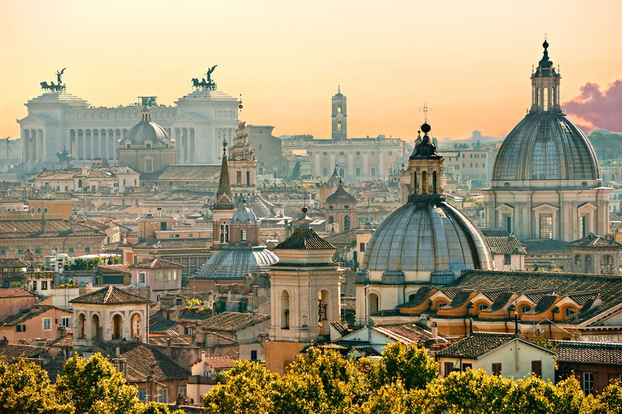 En bild i solnedgången över Roms takåsar.